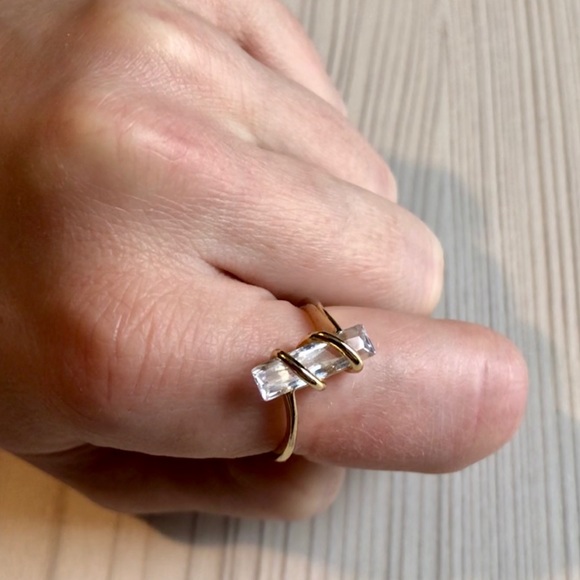 Gold ring with rectangular gemstone - Picture 3 of 3